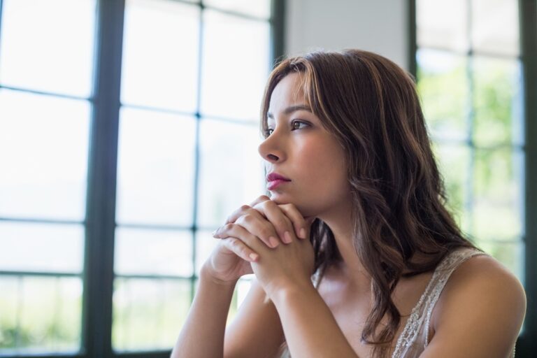 Depressed woman sitting David Calvo Durán|Pensamientos intrusivos: por qué aparecen y cuándo pedir ayuda