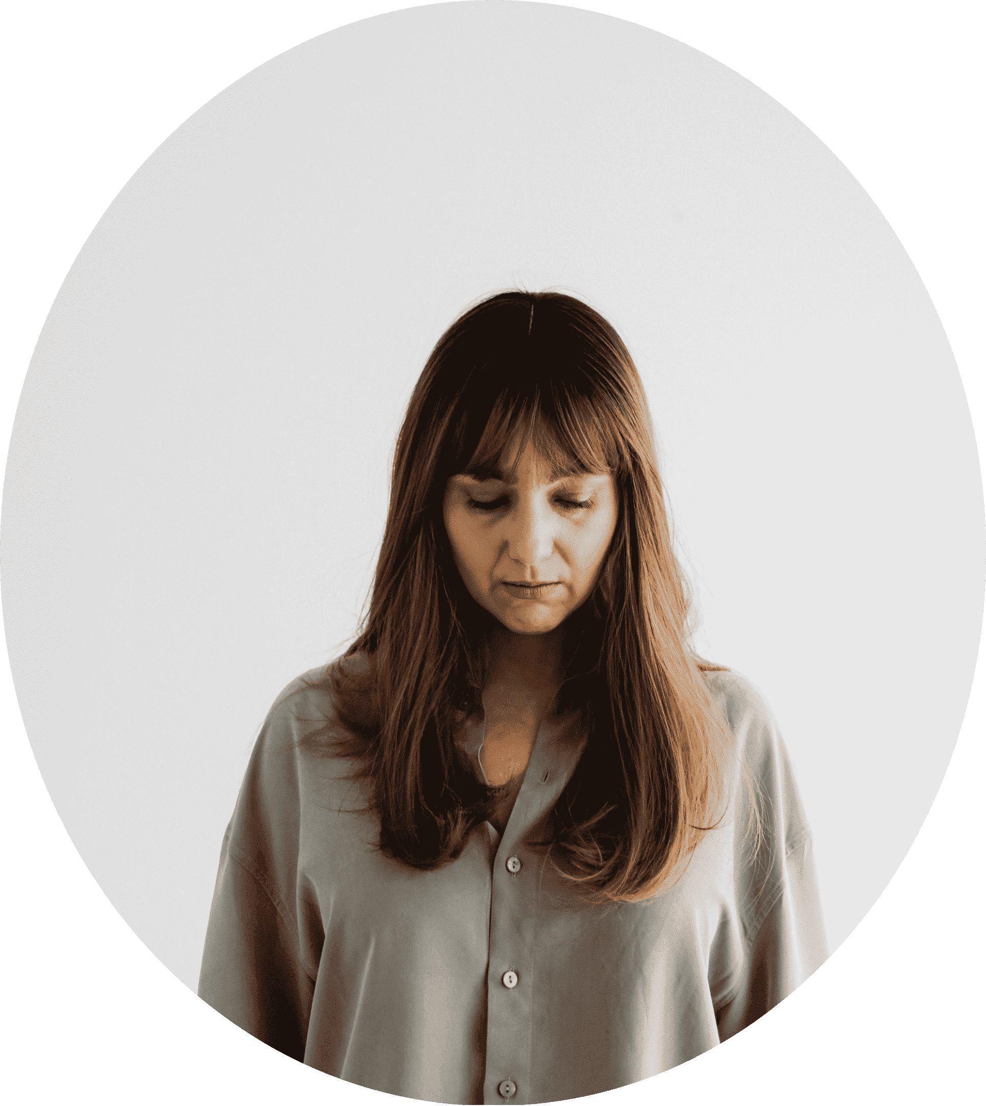 Mujer con depresión mirando hacia abajo